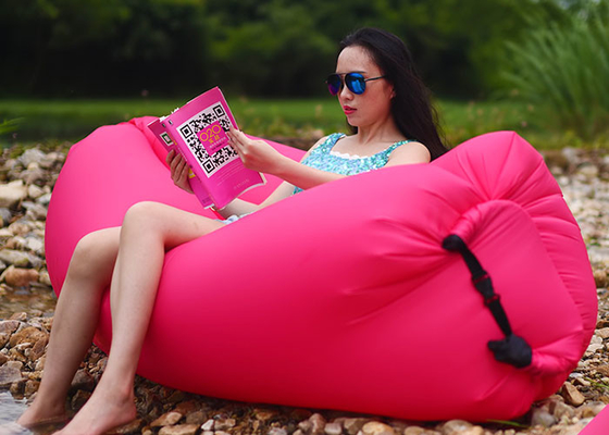 China Falten-Rosa-im Freien aufblasbarer Luftsack-Stuhl für Strand-Mieten 260 * 70CM fournisseur