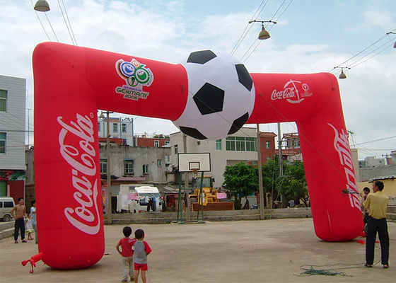 China Fußball-rote kundenspezifische Coca- Colaaufblasbarer Eingangs-Bogen, aufblasbarer Endbogen mit vollem Drucken distributeur