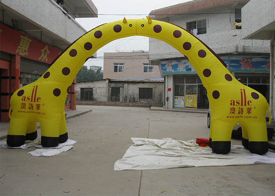 China Färben Sie aufblasbaren Airblown Bogen 0,55 Millimeter PVCs, Giraffen-Eingangs-Torbogen-Gewohnheit gelb usine