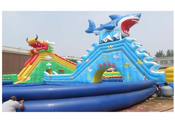 China 0.9MM PVC-Planen-großer Drache/Haifisch-aufblasbarer Wasser-Park mit großem blauem Swimmingpool usine